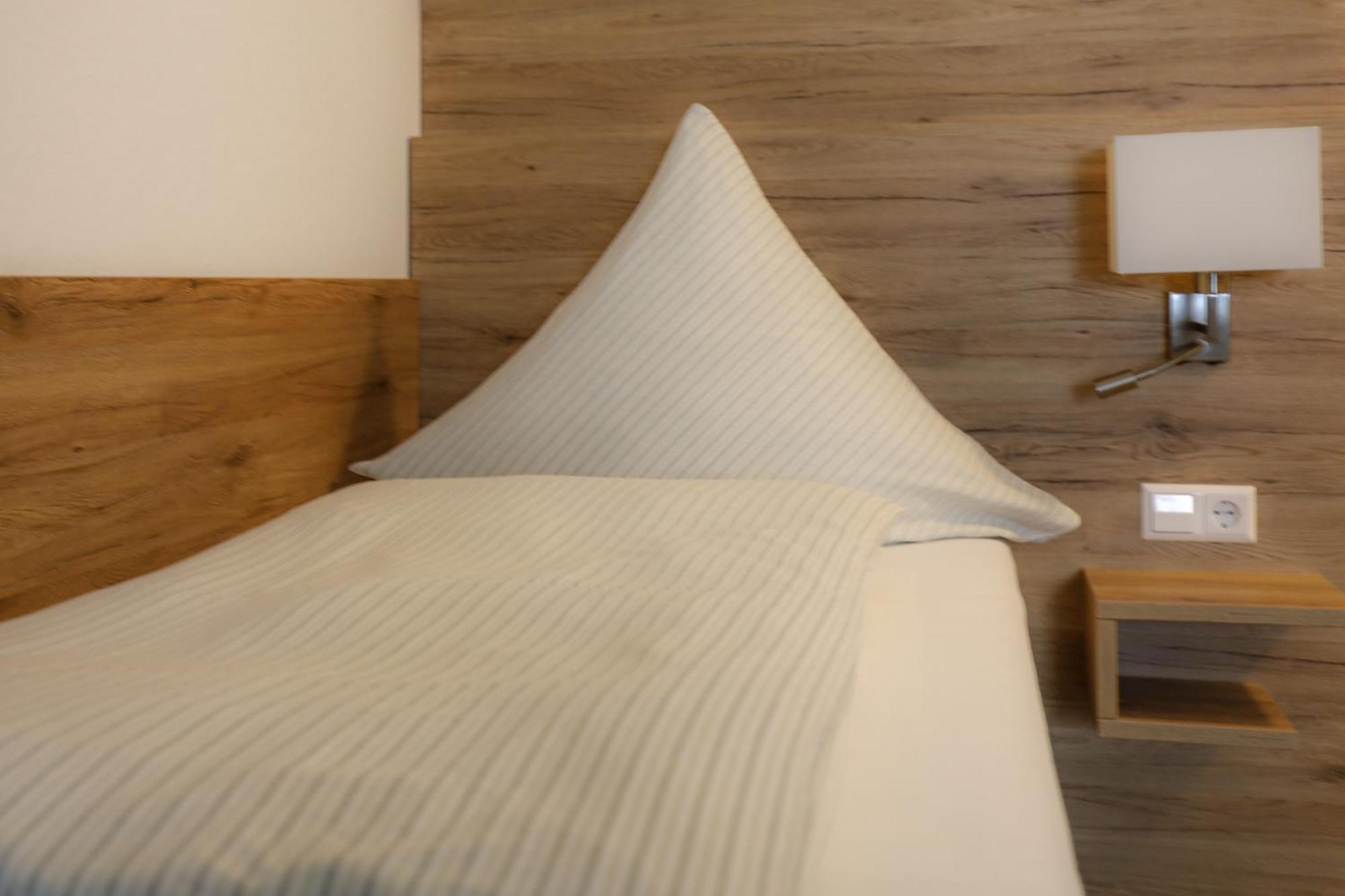 Hotel Adler Nattheim エクステリア 写真